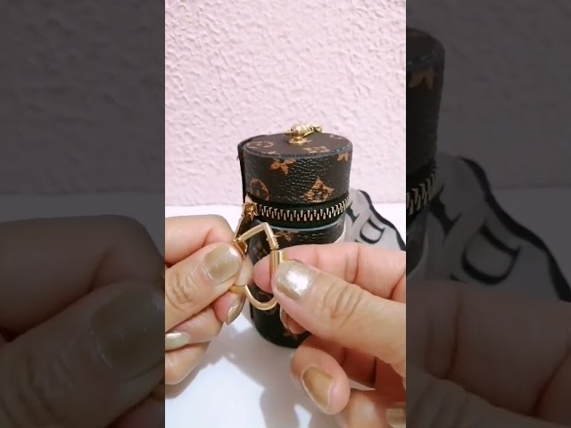 Vídeo relacionado con CALFOVERA Llavero de Cuero Sintético con Forma de Corazón, Bonito Adorno con Anilla Dorada, Ideal para Bolsos, Carteras, Regalos de San Valentín (Rojo)