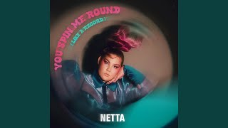 Kadr z teledysku You Spin Me Round tekst piosenki Netta