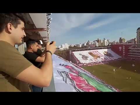 "Recibimiento Estudiantes 1 - Atlético Tucumán 1. La vuelta a 1 y 57." Barra: Los Leales • Club: Estudiantes de La Plata