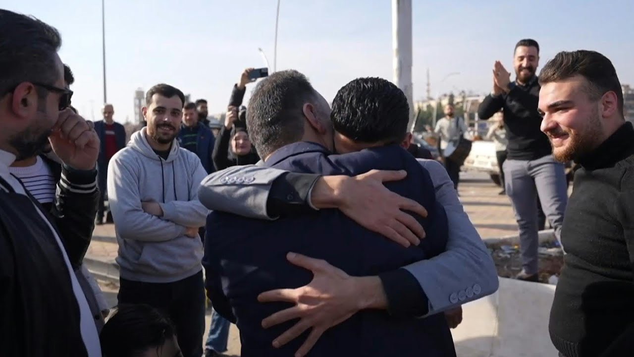 Abraços, lágrimas e reencontros: presos políticos sírios deixam centros de detenção | AFP