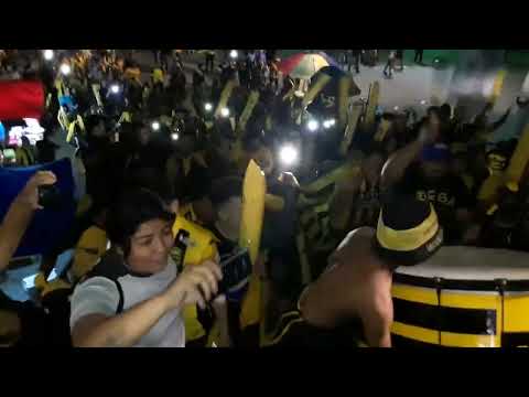 "Entrada de la Mega Barra vs Olimpia" Barra: Mega Barra &bull; Club: Real España