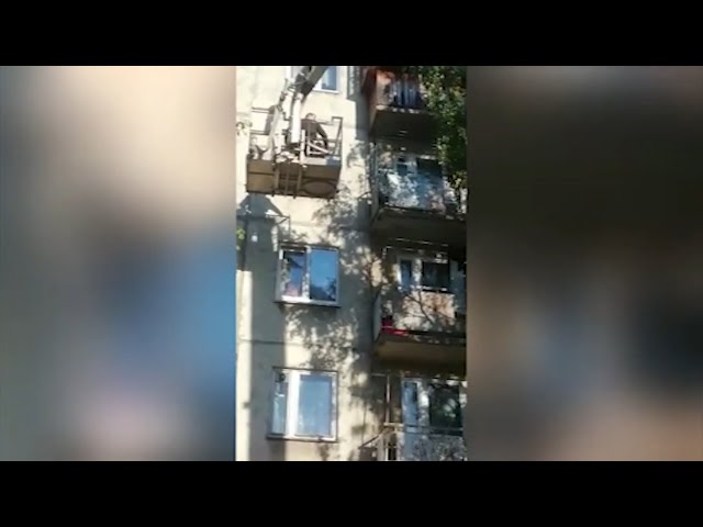 Иркутянку, которая заперла дочь в квартире, ограничат в родительских правах