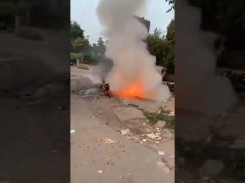 दिल्ली के मासूम बच्चो की हरकतों का एक नमूना…. पुलिस ने प्रदर्शनकारियों द्वारा लगाई गई आग बुझाई ! दिल्ली के मासूम बच्चो की हरकतों का एक नमूना…. पुलिस ने प्रदर्शनकारियों द्वारा लगाई गई आग बुझाई !