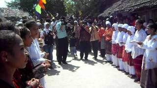 Download lagu lagu penyambutan orang2 penting di desa Rohomoni, kec. Pulau Haruku. Kab. Maluku Tengah.AVI mp3