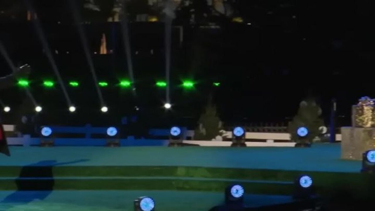 Trump e Melania accendono l'albero di Natale di Washington