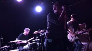 Girl Band - De Bom Bom (Live)