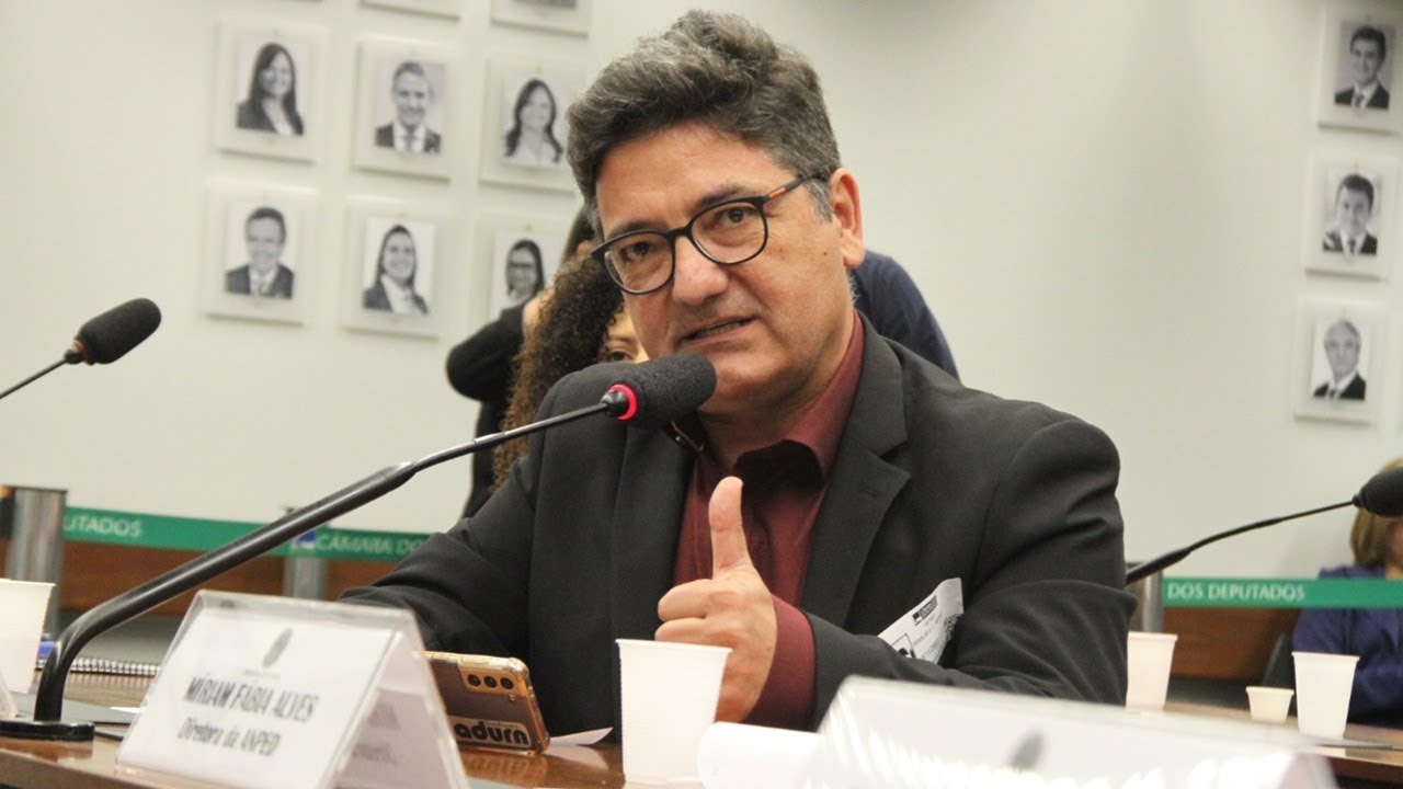 Em nome do PROIFES-Federa&ccedil;&atilde;o, o presidente do ADURN-Sindicato, Oswaldo Negr&atilde;o, defendeu uma forma&ccedil;&atilde;o docente mais dial&oacute;gica e menos tecnicista, em audi&ecirc;ncia p&uacute;blica,  realizada na manh&atilde; desta quinta-feira (10), na C&acirc;mara dos Deputados. A atividade, promovida pela Comiss&atilde;o de Educa&ccedil;&atilde;o, debateu  as diretrizes curriculares nacionais para a forma&ccedil;&atilde;o de professores, e aconteceu por solicita&ccedil;&atilde;o da deputada Professora Rosa Neide (PT-MT).