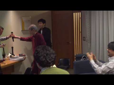 経営学科 追想　カラオケを楽しむ野中先生（曲：カントリー・ロード）
