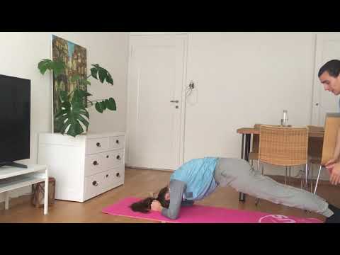 Yoga | Bewegung | Kopfstand mit Hilfestellung