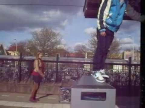 gekke mevrouw danst op het station van castricum