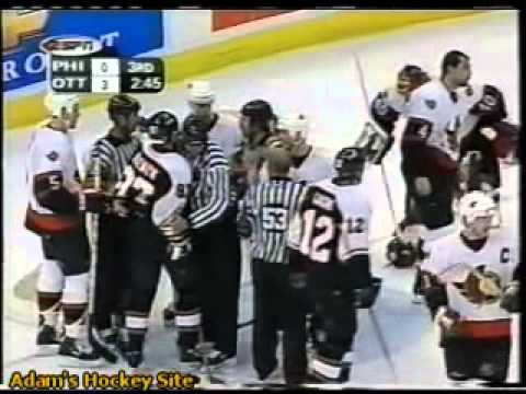 Hockeyfighters.cz  Donald Brashear vs Chris Phillips.wmv