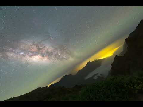 I stabilized an 8-hour timelapse to show the Earth rotating (with airglow and meteor)