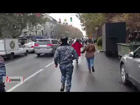 Մաշտոց-Պուշկին խաչմերուկից ոստիկանության աշխատակիցների մեծ խումբը վազում է դեպի Ամիրյան փողոց