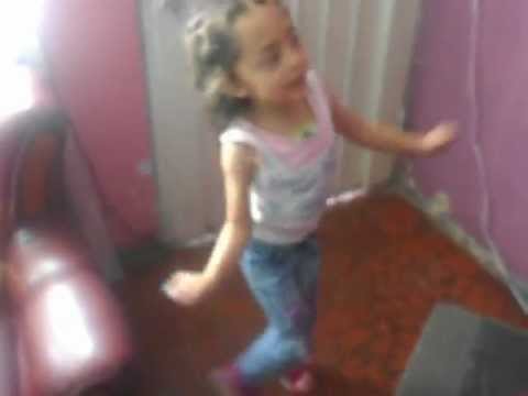 LAURA BAILA CON LA ESCOBA