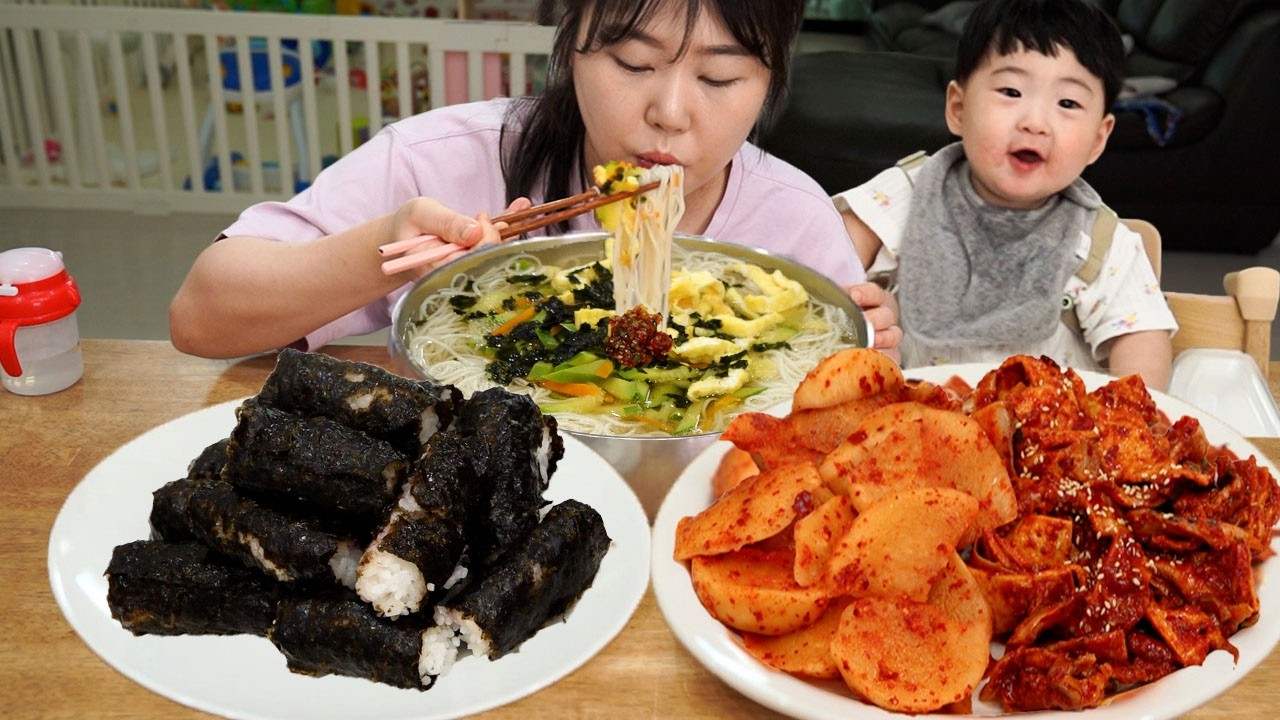 애호박 듬뿍 넣은 잔치국수와 충무김밥 먹방 오랜만에 지훈이와 함께 먹어요~😋MUKBANG
