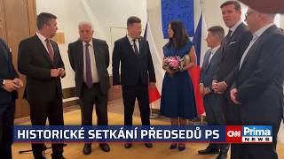Úsměvy i jízlivosti ve Sněmovně: Okamura překvapil Pekarovou kyticí, Zeman si rýpl do Klause