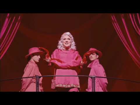 Chicago il musical. Mary Sunshine è Luca Giacomelli Ferrarini