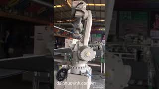 Cánh tay robot gắp di chuyển phôi