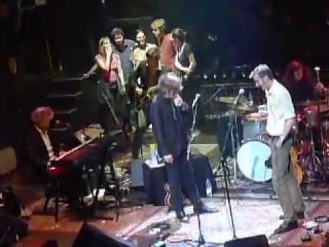 Pablo Und Destruktion & Nacho Vegas puño en alto. Santa Bárbara Bendita.