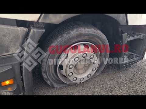 Momentul în care un TIR își distruge roata pe centura Caransebeș