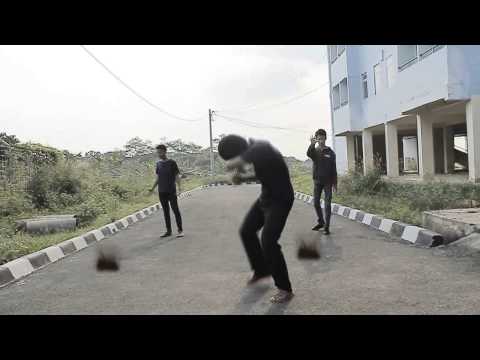 Teman tapi bangsat official trailer