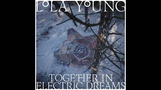 Musik-Video-Miniaturansicht zu Together In Electric Dreams (From The John Lewis Christmas Advert 2021) Songtext von Lola Young