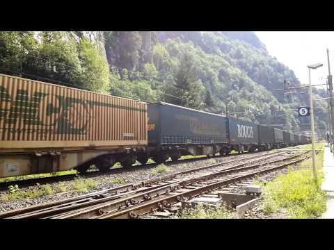 TRIPLA DI Re 4/4 SBB CROSSRAIL CON MERCIONE INTERMODALE TRANSITA A ISELLE (VB) -  27 - 6 - 2015.