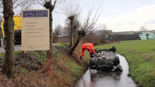 [FOTO'S & VIDEO] Auto op z'n kop in de sloot langs het Gein-Zuid Abcoude