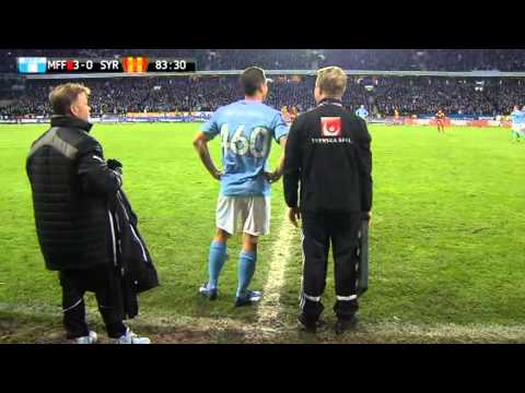 Daniel "Il Capitano" Andersson byts in mot Syrianska för att tackas av. [03/11/2013]