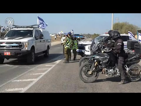 Israeli convoy in southern Israeli after first batch of hostages released | AFP