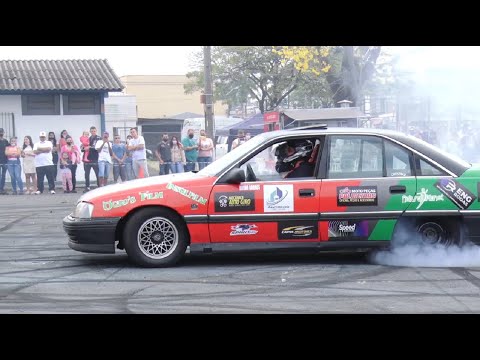 Menino realiza sonho de andar em carro de drift