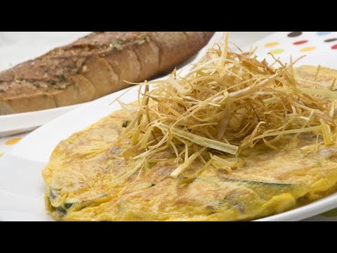 Receta de tortilla de setas y calabacín con pan de ajo - Karlos Arguiñano