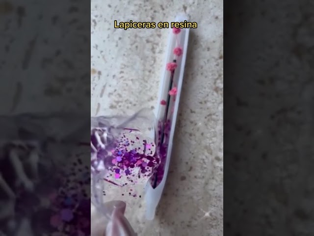 Vídeo relacionado con Pluma De Escritura Creativa Genérica - Figura De Tinta De Gel Suave, Decoración De Escritorio Divertida De Resina | Suministros De Reentrada Escolar Para Adolescentes, Maestros Y Estudiantes