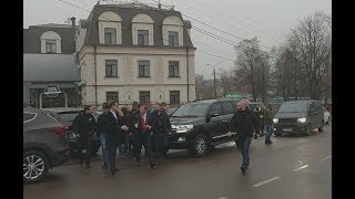 Ляшко на кортеже приехал в суд и в него кинули презерватив. Новости Украины