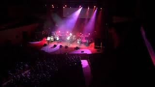 Els Amics de les Arts interpretant &quot;Rera Teu&quot; de Gossos