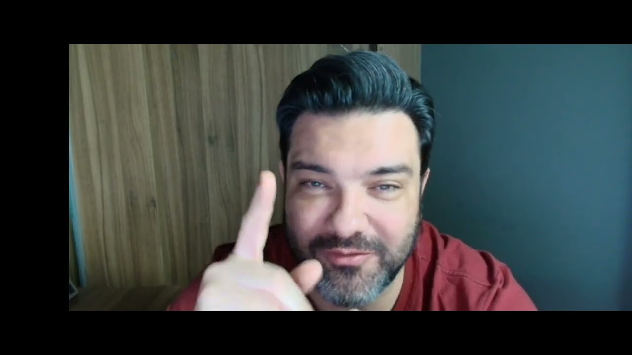 Rafael Egg mostrando a intranet do escritório por dentro