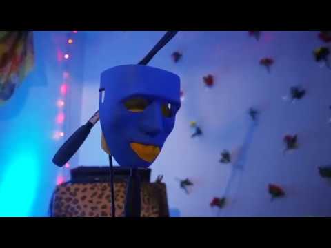 EMMA SAFRAINSKI - Fantasmas (vivo concreto azul)