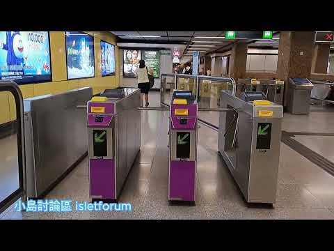 黃大仙地鐵站 04 wong tai sin station mhp3368 sept2022 地鐵站主色當然是黃色和啡色。