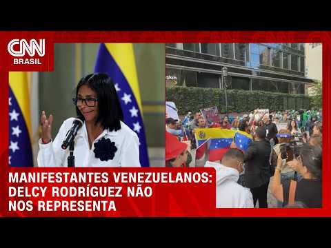 Venezuelanos protestam contra Delcy Rodríguez em Nova York antes de seu discurso na ONU | CNN BRASIL