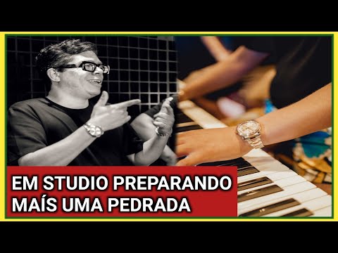 DJ IVIS em estúdio produzindo novas músicas