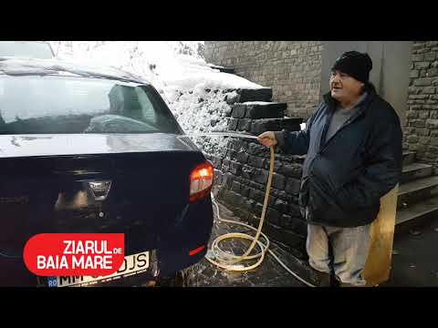 Mașinile Prefecturii și Consiliului Județean Maramureș, DESZĂPEZITE cu APĂ CALDĂ