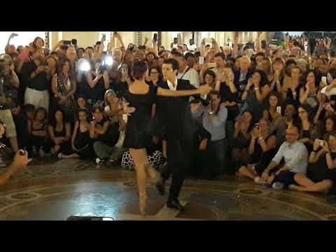 Roberto Bolle e la prima ballerina della Scala Nicoletta Manni 14/06/2018 Tango in galleria a Milano