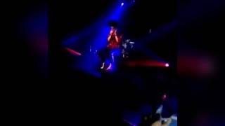 THOMAS Concerto Torino 4 marzo 18 Hai delle isole negli occhi. THOMAS fa salire una fan sul palco