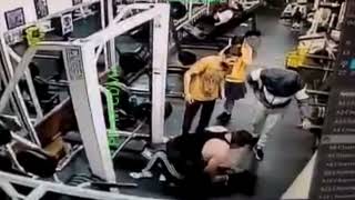 Fw: [新聞] 死亡健身房影片曝光！女挑戰180公斤槓鈴