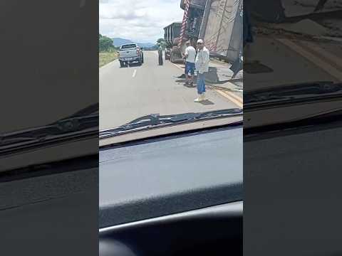 Carreta tomba na BR-265 e deixa trânsito em alerta no Sul de Minas