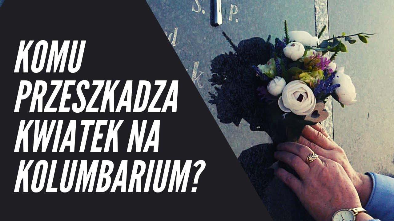 Pani Halina nie może przeczepić kwiatka zmarłemu mężowi na kolumbarium w Ostródzie