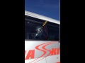 Skifahrer macht Bus kaputt