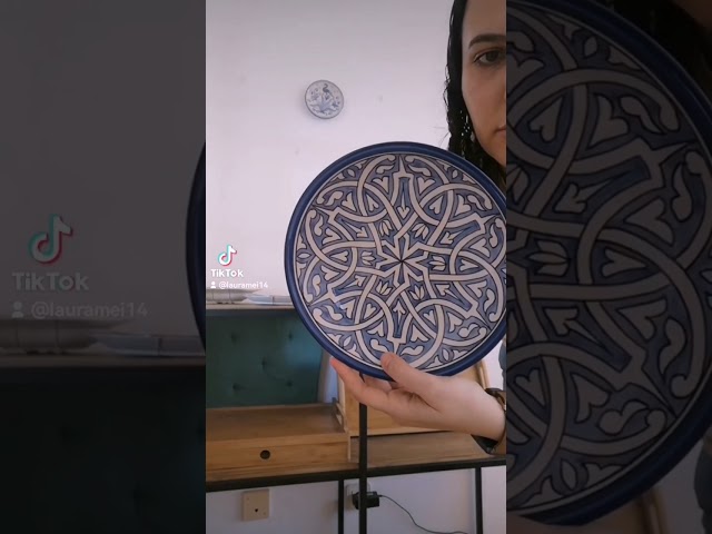 Vídeo relacionado con CERÁMICA ESPAÑA | Plato decorativo para pared | Modelo D29 | Decoración 100% Hecho a mano | 21x21x2.5 cm