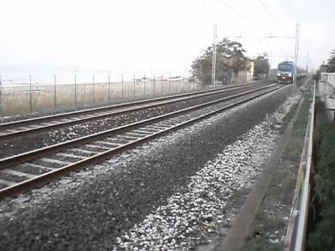 transito di un regionale veloce nei pressi di potenza picena