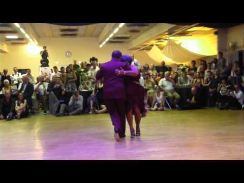  María del Carmen Romero  and  Jorge Dispari  are  dancing  to  a  milonga